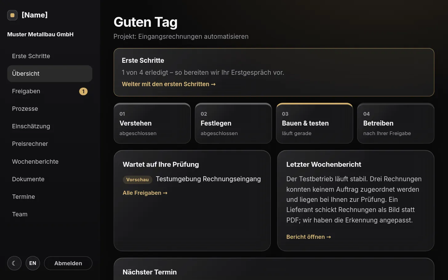 Client portal on a computer: start page with project status, items awaiting your review, the latest weekly report and the next appointment (German interface)